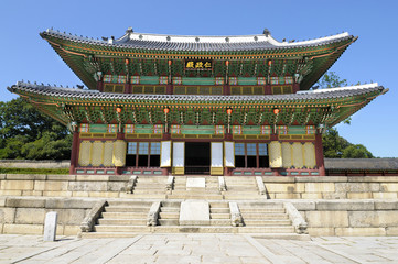 Obraz premium Seoul South Korea historic landmark Changdeok Palace building main hall front view tourist sight site photo