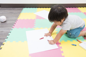 クレヨンでお絵かきする男の子