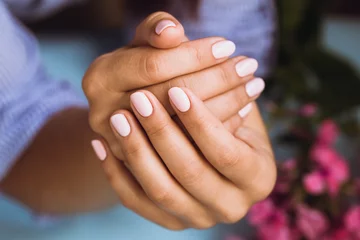 Fototapeten Beautiful woman's nails with beautiful pink manicure © olllinka2