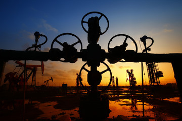 Obraz premium Oil pipes and valves