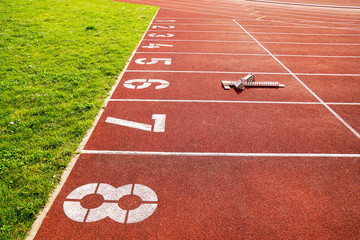 Laufbahnen bzw. Kampfbahnen auf einem Sportplatz