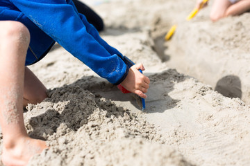 Kinder spielen im Sand_2