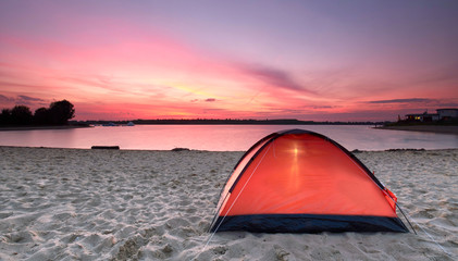 Freiheit, Reisen, Abenteuer - Zelten am Strand