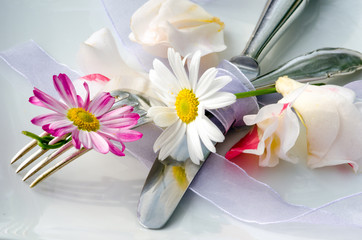 Festliche Einladung zu besonderem Anlass: Romantisches Gedeck mit Silberbesteck und Gänseblümchen :)