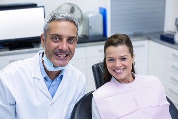 Obraz premium Portrait of smiling dentist and young patient