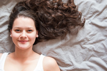 Naklejka premium Woman Smile face close up and she lying on the bed