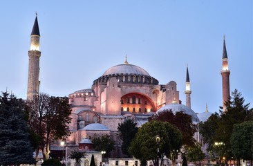 Fototapeta premium Hagia Sophia była greckokatolicką bazyliką patriarchalną (kościół), później przekształconą w meczet osmański, a obecnie muzeum w Stambule w Turcji