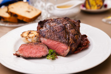 Entrecote with grilled garlic