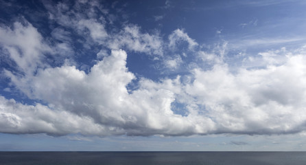 Obraz premium open sea and clouds