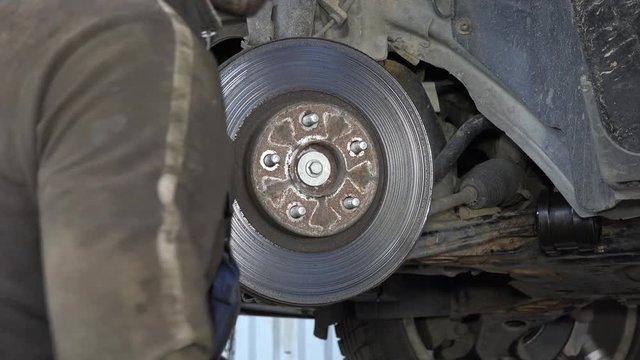 Car mechanic bleed air out of brake system