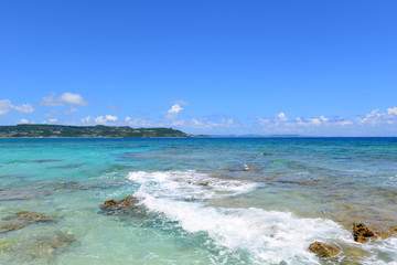 沖縄の美しい海とさわやかな空