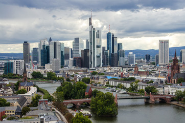 Fototapeta premium Widok na panoramę Frankfurtu nad Menem o zmierzchu, Niemcy