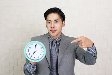 時計を持つビジネスマン
