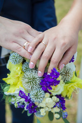 Fototapeta premium gold wedding ring on the bride's bouquet