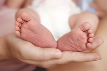 Obraz na płótnie Canvas Feet of newborn baby