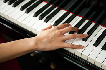 Obraz premium Close-up of woman hands playing piano