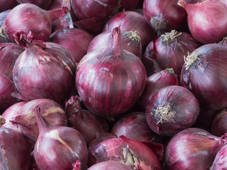 Red onions on the market