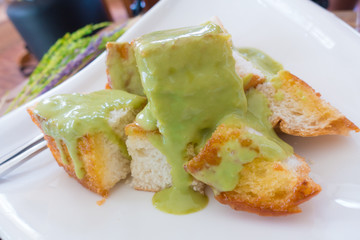 Toast baked with pandan and stevia sauces.