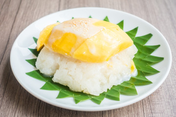 Sticky rice with mango