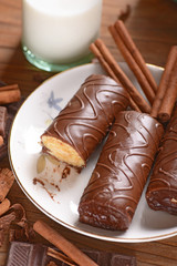 dolcetti fatti in casa al cioccolato e crema di latte aromatizzati alla cannella