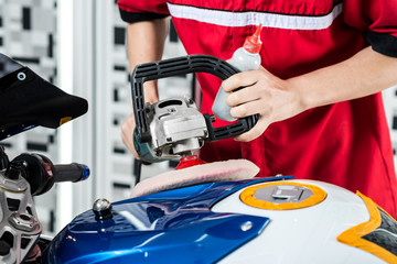 Fototapeta premium Motorcycles detailing series : Polishing gas tank