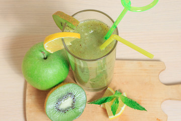 Green apple and kiwi smoothie with lemon and mint