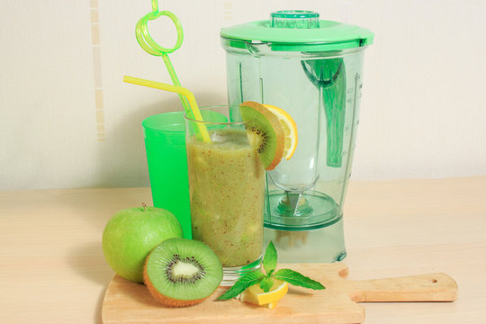 Green apple and kiwi smoothie with lemon and mint