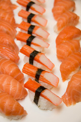 Fototapety  Rolki sushi na białym talerzu.