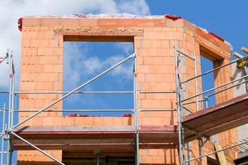 Einfamilienhaus im Rohbau eingerüstet close-up