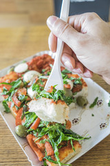 Pizza al taglio con pomodoro, mozzarella e rucola è un cibo da strada