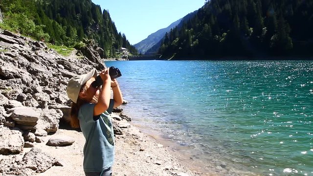 piccola escursionista guarda il panorama con il binocolo