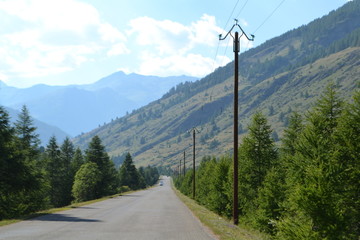 electriciteitspalen van het electriciteitsnet langs een weg in de bergen