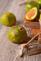 fichi maturi verdi sul tagliere di legno