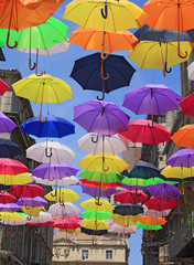 Fototapeta na wymiar Rue couverte de parapluies