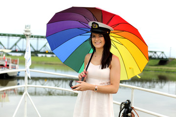 Piękna dziewczyna na statku z parasolką.