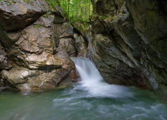 Naklejka na ściany i meble Wasserfall am Ende der Tauglschlucht / Salzburg / Österreich