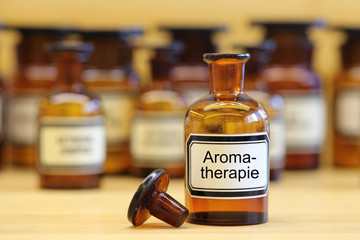 Fläschchen mit Aufschrift: Aromatherapie