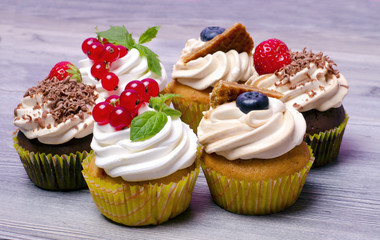 cupcakes with fresh berries