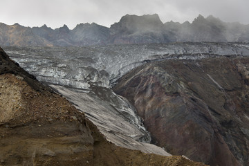 Mit Vulkanasche verschmutzer Gletscher - Mutnovskij-Vulkan - Kamtschatka - Sibirien - Russland
