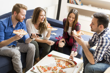 Friends eating pizza