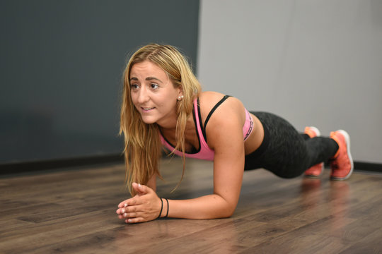 jeune femme faisant du gainage