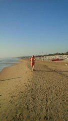 Fototapeta na wymiar jogging sulla spiaggia