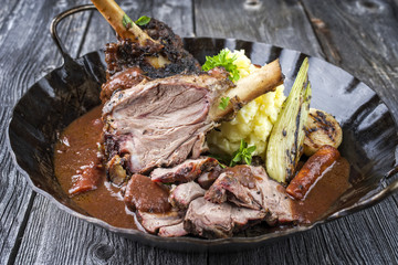 Lammhaxen mit gegrillten Gemüse in Rotwein Sauce