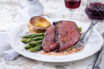 Roast Beef mit grünen Spargel und Yorkshire Pudding