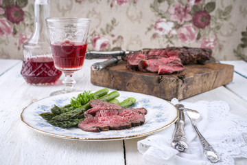 Barbecue Entrecote Steak mit grünen Spargel