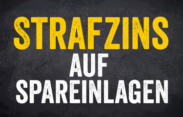 Tafel Kreidetafel Schild mit Strafzins auf Spareinlagen