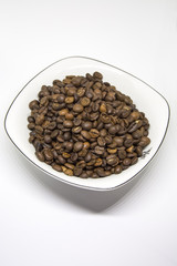 кофе в зёрнах на белом фоне 