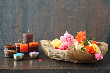 Obraz na płótnie Canvas aromaterapia candele profumate con fiori su sfondo grigio