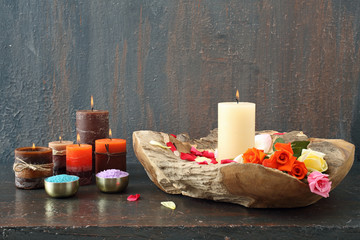 aromaterapia candele profumate con fiori su sfondo grigio