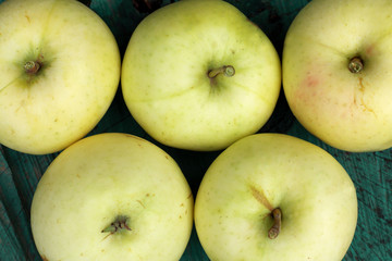 natural vitamins sports food/ flat layout of the five apple lying next to each other 